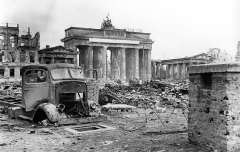 La Puerta de Brandenburgo al final de la segunda guerra mundial 1945