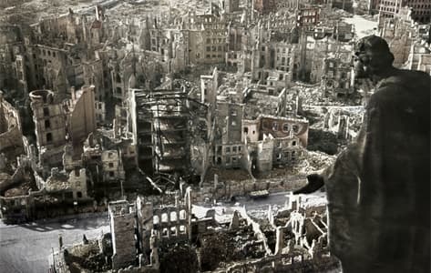 El centro de Dresden destrozado por los ataques aéreos en 1945