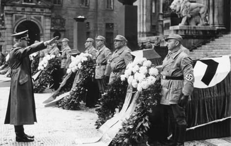 Hitler delante de la Feldherrnhalle en 1939</strong