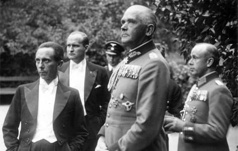 El ministro de propaganda Joseph Goebbels y el General Werner v. Blomberg en Bayreuth en 1937