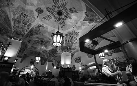 Muy pocos turistas que visitan la famosa cervecería Hofbräuhaus estan conscientes de su
importancia en la historia del movimiento nazi.