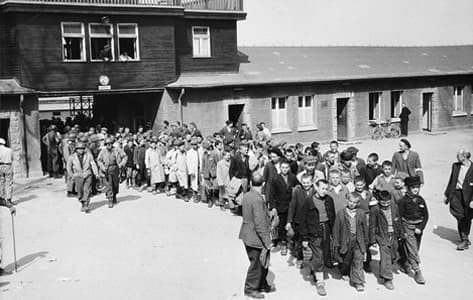 Niños aliberados por soldados americanos del campo de concentración Buchenwald