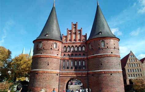 El portal medieval Holstentor en Lubeca