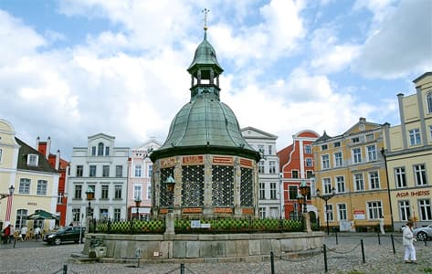 La plaza central de la ciudad portuaria de Wismar, patrimonio cultural de la humanidad